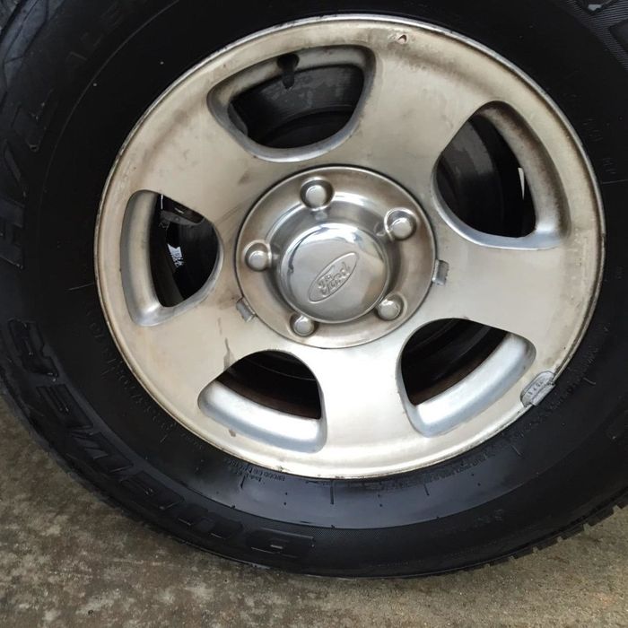 A customer’s review photo showing their tire after cleaning it with the wheel cleaner