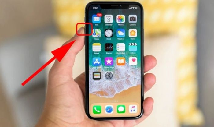 Khởi động lại iPhone để khắc phục sự cố không nhận sạc hoặc sạc không vào pin