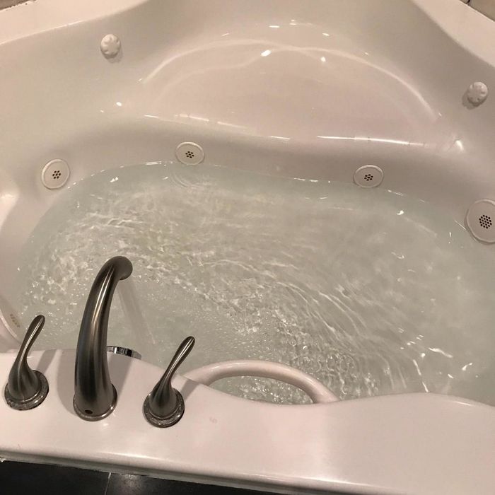 The same reviewer's tub, now sparkling clean and free of any grime