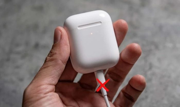 Nguyên nhân khiến AirPods không sạc được pin một bên