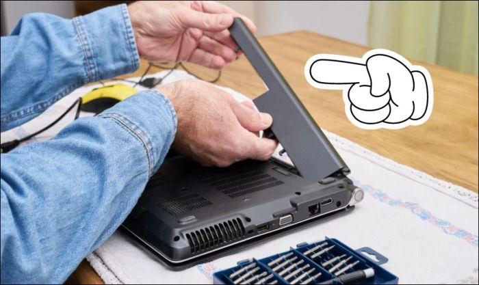 Tháo pin khỏi laptop khi gặp tình trạng máy tính bị treo khi khởi động