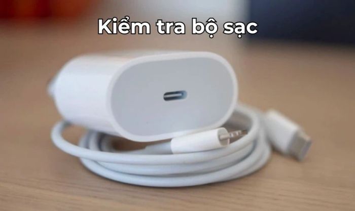 Kiểm tra bộ sạc để đảm bảo rằng nó còn hoạt động bình thường và không bị hư hỏng