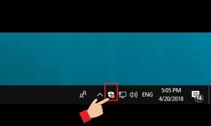 Nhấn vào biểu tượng cái khiên trên thanh công cụ để mở nhanh Windows Defender.