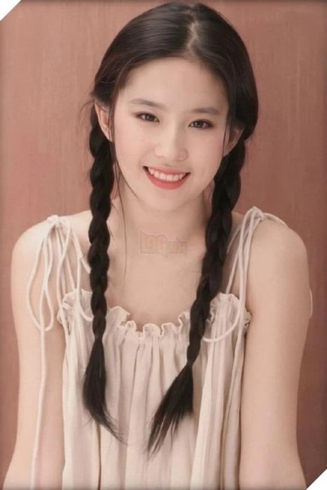 Bức ảnh thời trẻ của Lưu Diệc Phi bất ngờ trở thành tâm điểm chú ý trên mạng nhờ vẻ đẹp tuyệt vời của cô.