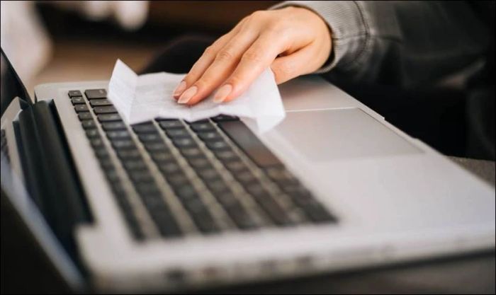 Hướng dẫn sơ cứu nhanh khi laptop bị đổ nước vào bàn phím