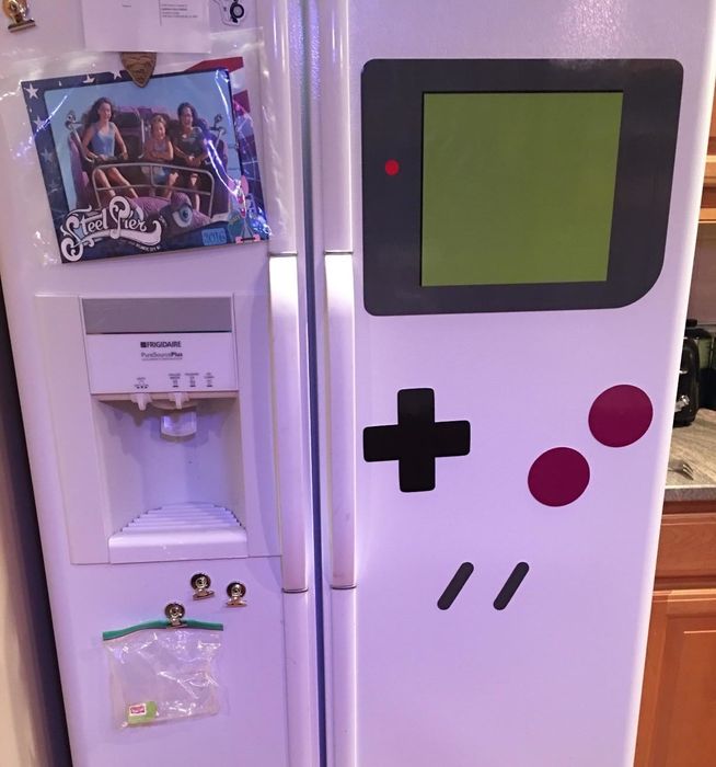 Magnets arranged on the side of a fridge to resemble a gameboy.
