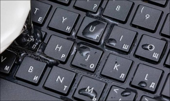 Các rủi ro khi laptop bị đổ nước vào bàn phím