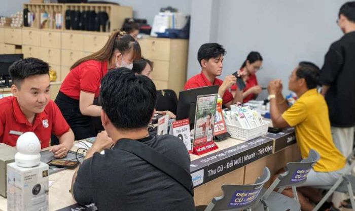 Đưa máy đến cửa hàng để sửa chữa âm thanh bị vang trên laptop
