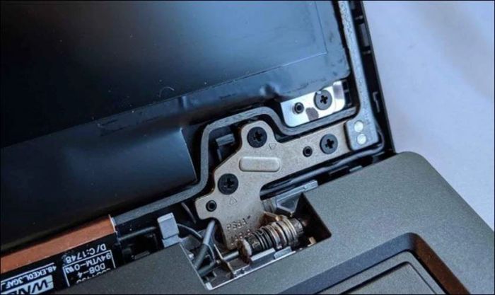 Ốc bản lề Macbook bị lỏng