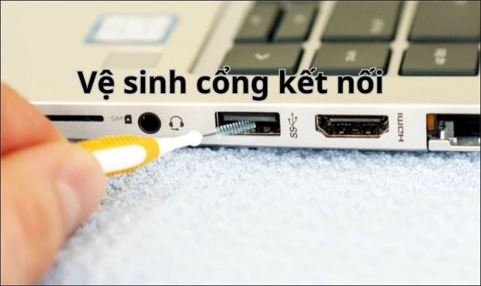 Kiểm tra và làm sạch cổng kết nối nếu bạn sử dụng chuột ngoài.
