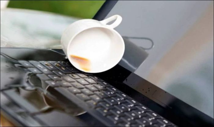 Trường hợp nước hoa quả, cà phê đổ vào bàn phím