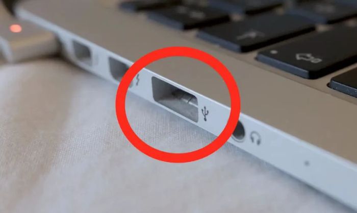 Cổng USB của MacBook bị vô hiệu hóa khiến không nhận bàn phím rời