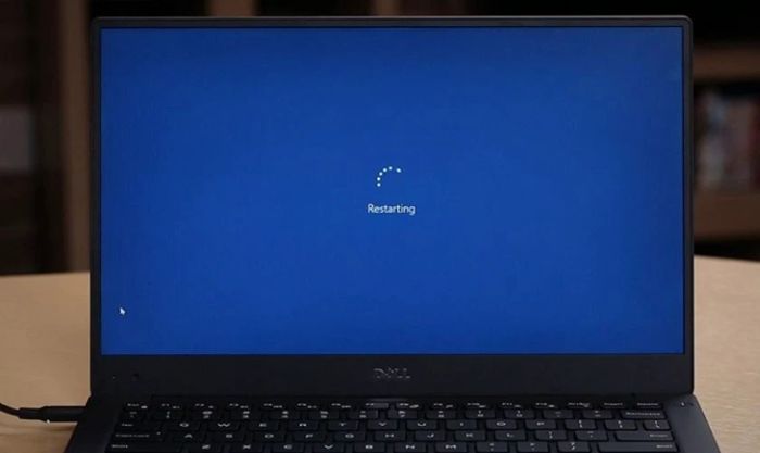 Khởi động lại laptop để sửa lỗi laptop không nhận chuột và bàn phím.