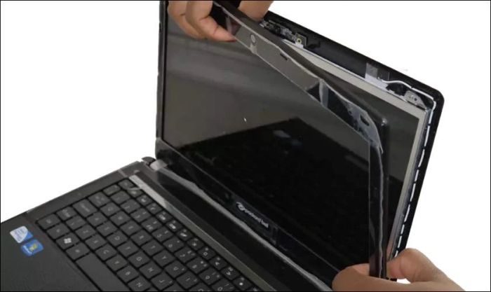 Tại sao bản lề MacBook lại bị lỏng?