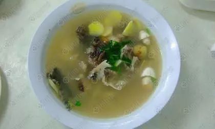 ต้มยำหัวปลา ราดหน้าหมูนุ่มนวล เอเชียหูฉลาม สีสันแซ่บในยามค่ำคืน