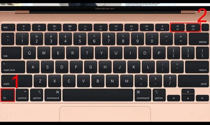 Dùng bàn phím hoặc Touch Bar để điều chỉnh âm lượng MacBook bị nhỏ