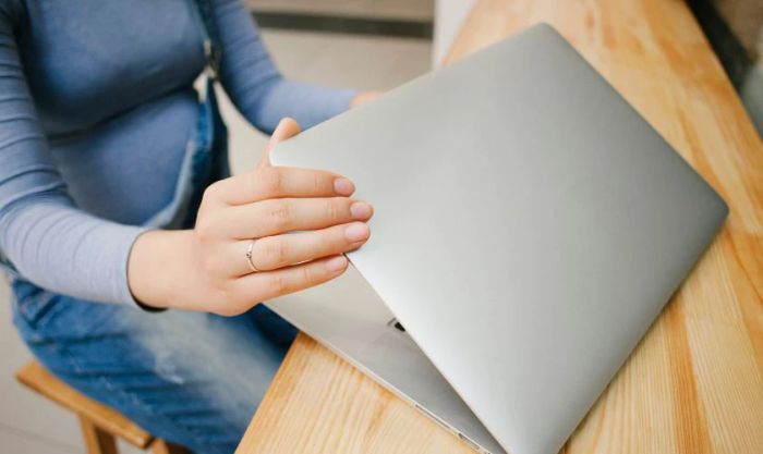 Đóng máy khi mang laptop ra ngoài trong thời tiết mưa bão