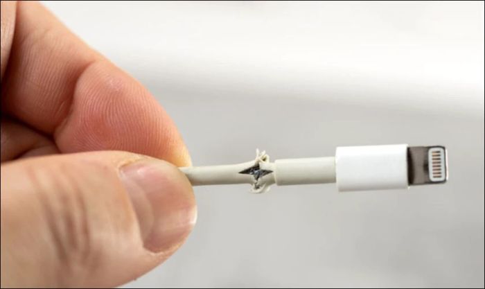 Dây cáp bị đứt khiến iPhone không thể kết nối thành công