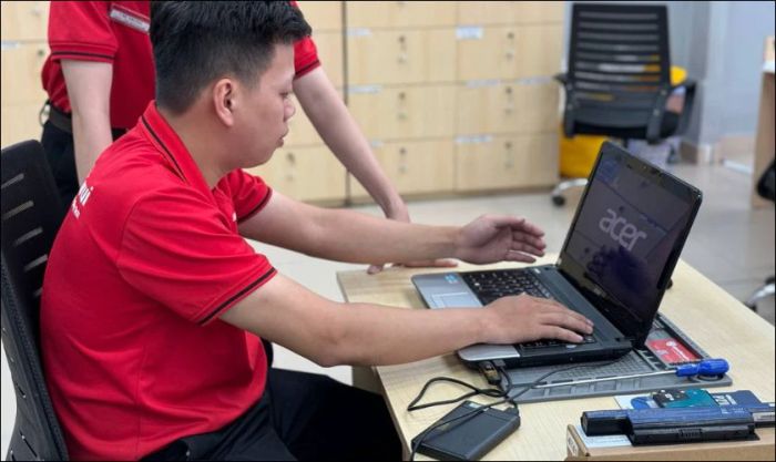Đưa laptop đến trung tâm bảo hành hoặc sửa chữa để nhờ sự trợ giúp từ kỹ thuật viên