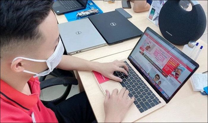Nhiều người chọn thay chuột mới cho laptop khi gặp phải sự cố này.