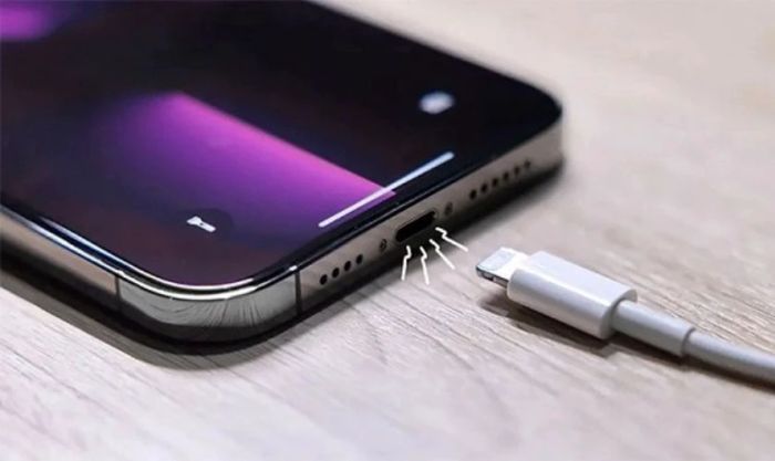 Lỗi phụ kiện sạc iPhone không được hỗ trợ do cổng kết nối bị hư hỏng