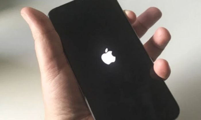 Khởi động lại iPhone 11 khi không nhận sạc