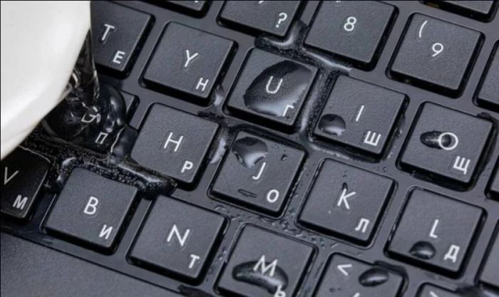 Ngắt nguồn điện khi laptop bị dính nước