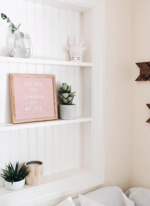 A reviewer's pink felt board that displays 