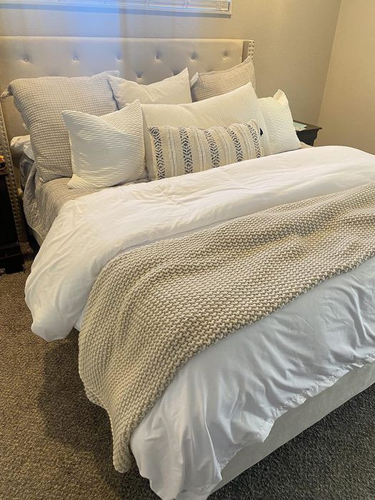 A reviewer's white duvet cover on the bed