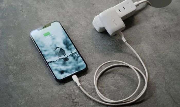 Kiểm tra nguồn điện tại vị trí cắm sạc iPhone