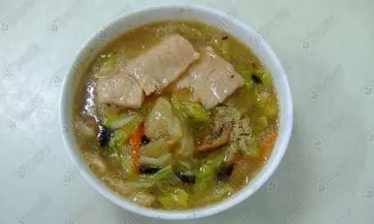 ต้มยำหัวปลา ราดหน้าหมูนุ่มนวล เอเชียหูฉลาม สีสันแซ่บในยามค่ำคืน