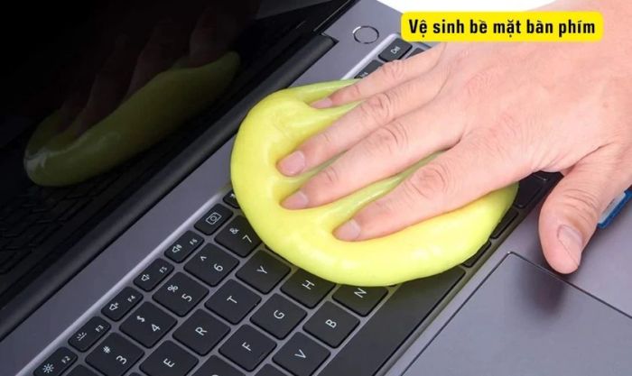 Vệ sinh bàn phím khi gặp phải lỗi loạn chữ trên laptop Win 10