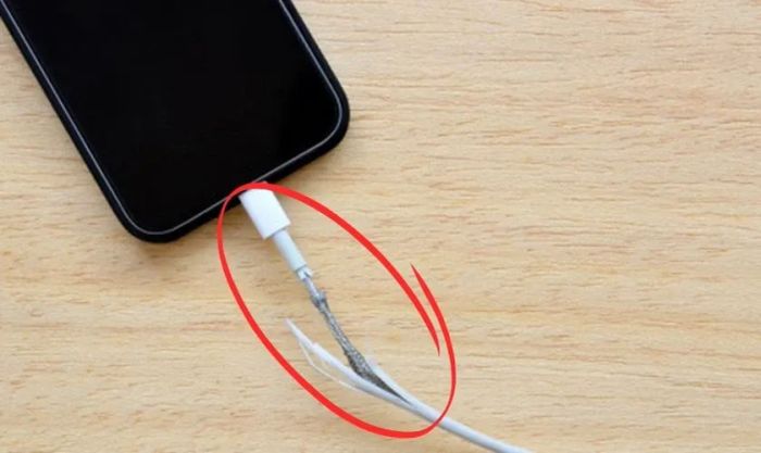 Dây sạc bị hở hoặc rò rỉ điện khiến Samsung A02s không nhận sạc vào pin