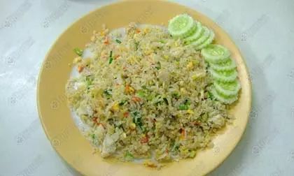 ต้มยำหัวปลา ราดหน้าหมูนุ่มนวล เอเชียหูฉลาม สีสันแซ่บในยามค่ำคืน