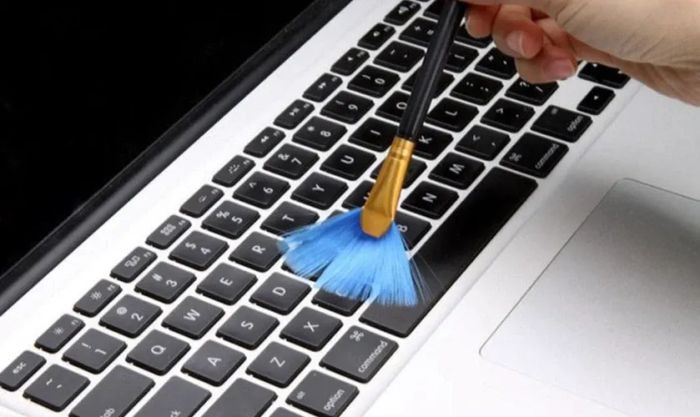 Vệ sinh loa MacBook định kỳ để duy trì chất lượng âm thanh