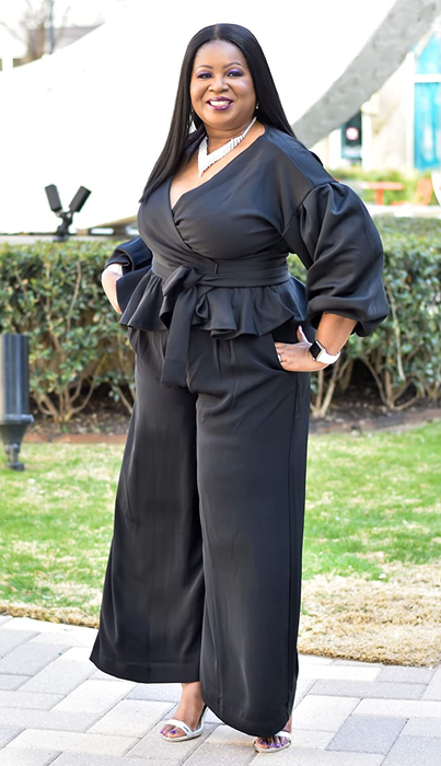 Another reviewer showcasing the black pants.