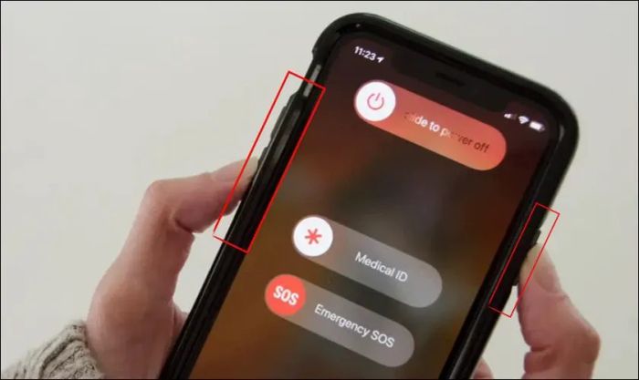 Khởi động lại iPhone của bạn để khắc phục lỗi không nhận sạc hoặc tình trạng sạc không vào pin.