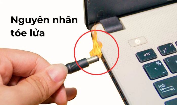 Nguyên nhân cắm sạc laptop bị tóe lửa khi cắm vào ổ điện là gì?