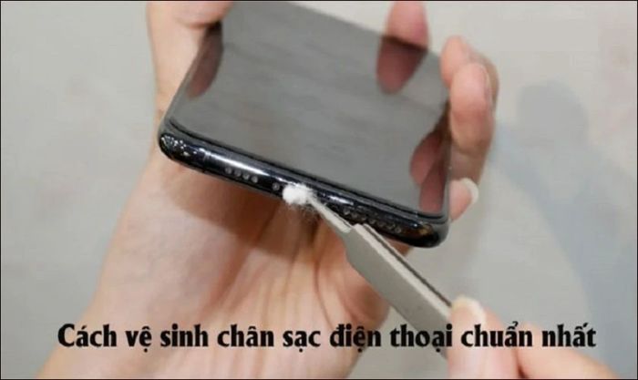 Vệ sinh cổng kết nối và loại bỏ bụi bẩn, dị vật để cải thiện hiệu quả sạc điện thoại