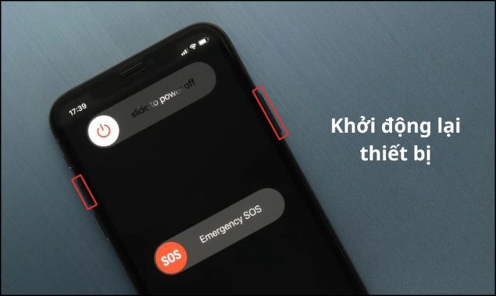 Khởi động lại iPhone để khắc phục nhanh các sự cố hệ thống khiến pin không nhận sạc