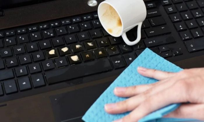 Chất lỏng có thể gây ra tình trạng bàn phím laptop bị chập