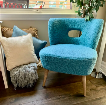 A reviewer photo showing the chair in electric blue.