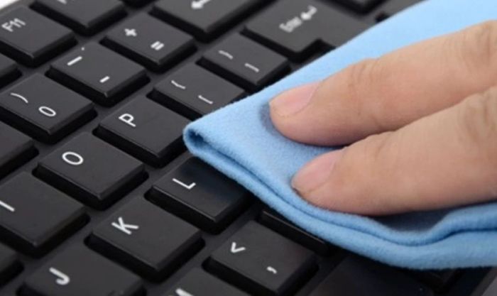 Dùng khăn để lau khô khu vực bị ướt