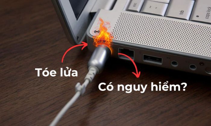 Cắm sạc laptop bị tóe lửa có nguy hiểm không?