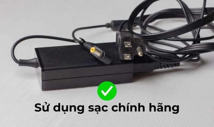 Mua bộ sạc chính hãng mới cho laptop