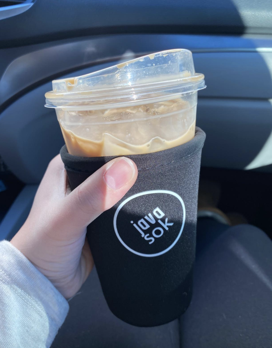 Reviewer using a black version of the Java Sok on an iced drink
