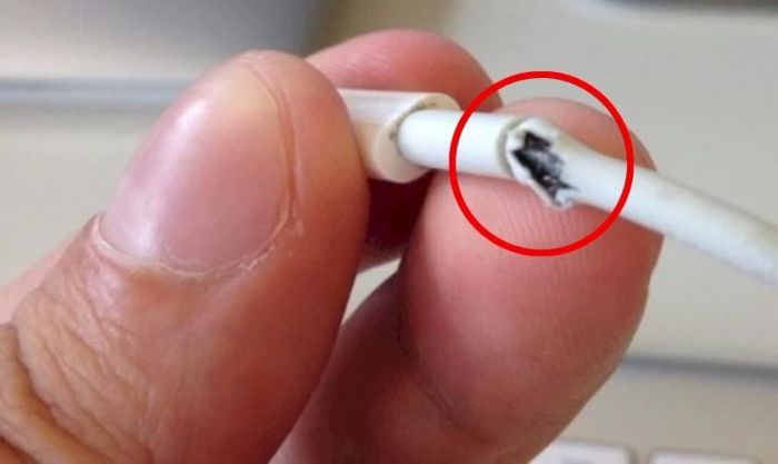 Bộ sạc hỏng là một trong những nguyên nhân phổ biến khiến điện thoại không sạc được pin