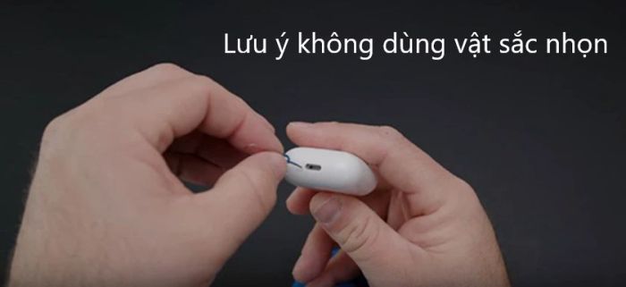 Tránh sử dụng các vật sắc nhọn trong quá trình vệ sinh tai nghe
