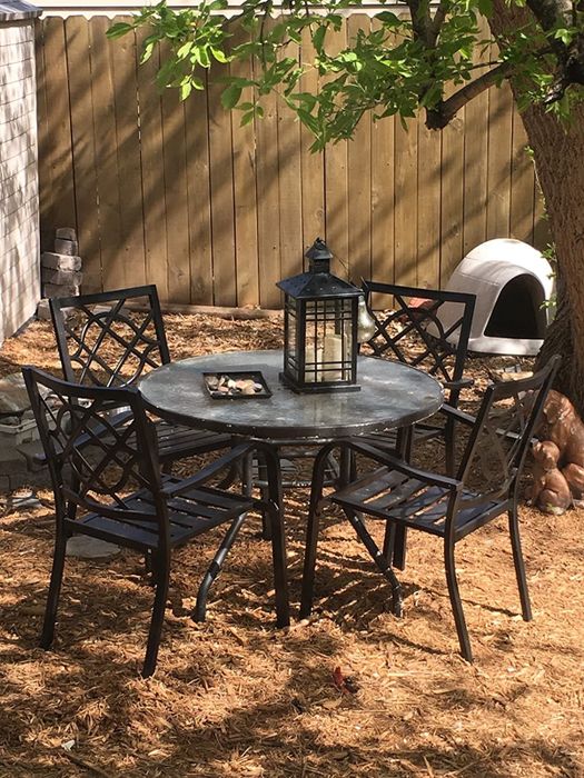 A review image of the products arranged around a circular table