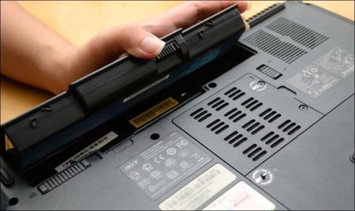 Tháo pin của laptop